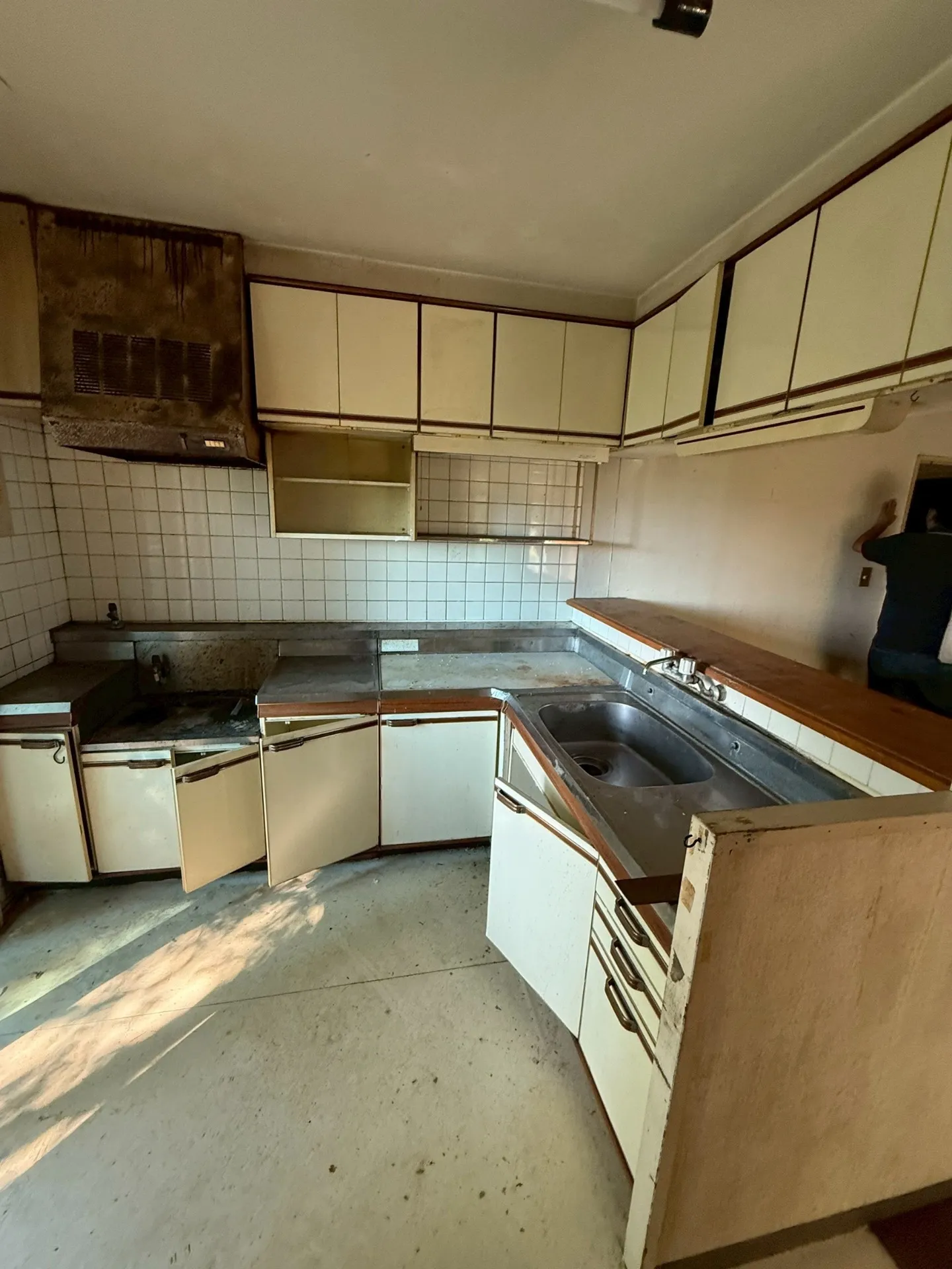 カインド/青葉区にある団地の内装解体開始